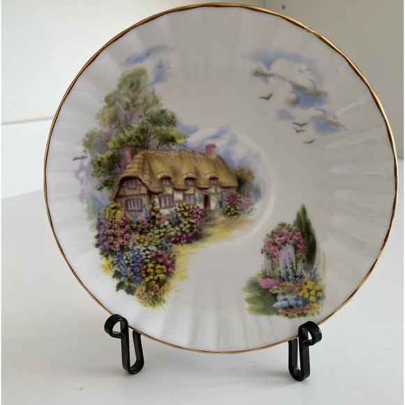 EUC Vtg Royal Stafford Teacup and Saucer with a Thatched Cottage and Garden - Picture 2 of 9